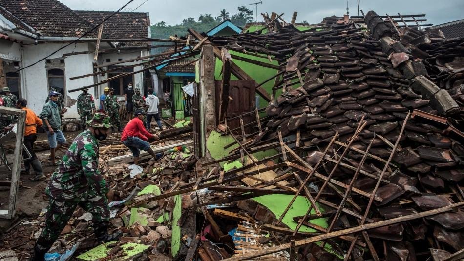 destroços de casa que desabou em terremoto na indonésia - metrópoles