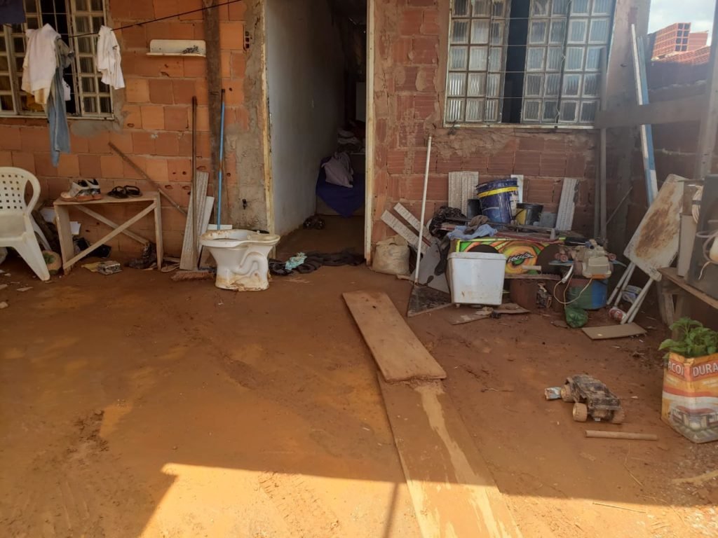 Estrago em casas no Sol Nascente, na Ceilândia, após fortes chuvas. Na foto vê-se diversos móveis estragados e muita lama em terreno baldio - Metrópoles