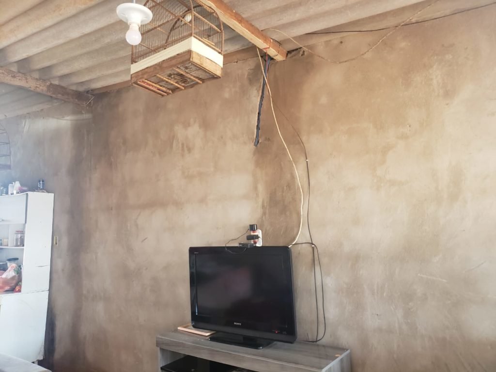 Estrago em casas no Sol Nascente, na Ceilândia, após fortes chuvas. Na foto vê-se parede de casa com televisão dentro de casa no local inundado - Metrópoles