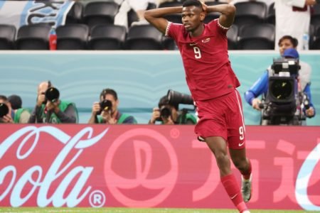 Mohammed Muntari, do Catar, lamenta chance perdida na derrota de sua seleção por 2 x 0 para o Equador - Metrópoles