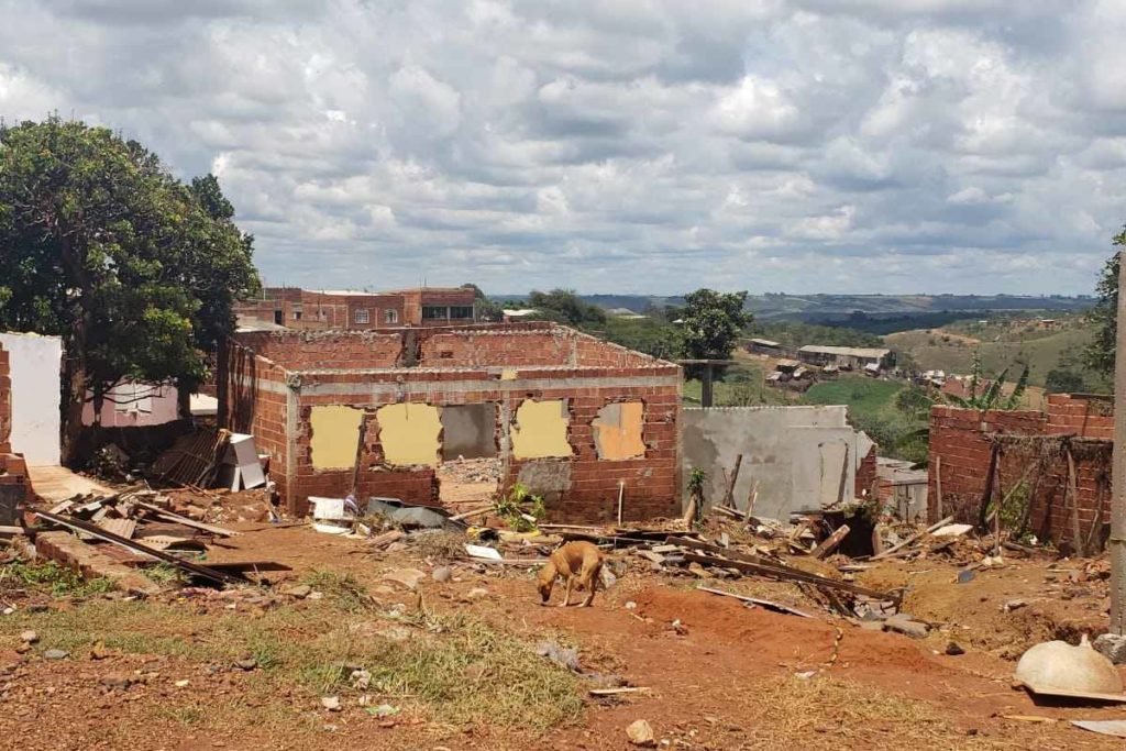 Estrago em casas no Sol Nascente, na Ceilândia, após fortes chuvas. Na foto vê-se diversos móveis estragados e muita lama em terreno baldio - Metrópoles