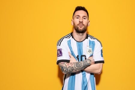 Lionel Messi posa para fotos oficiais no Catar - Metrópoles