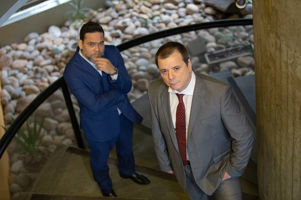 Thelmo Fernandes e Claudio Gabriel em cena do espetáculo Dignidade - Metrópoles