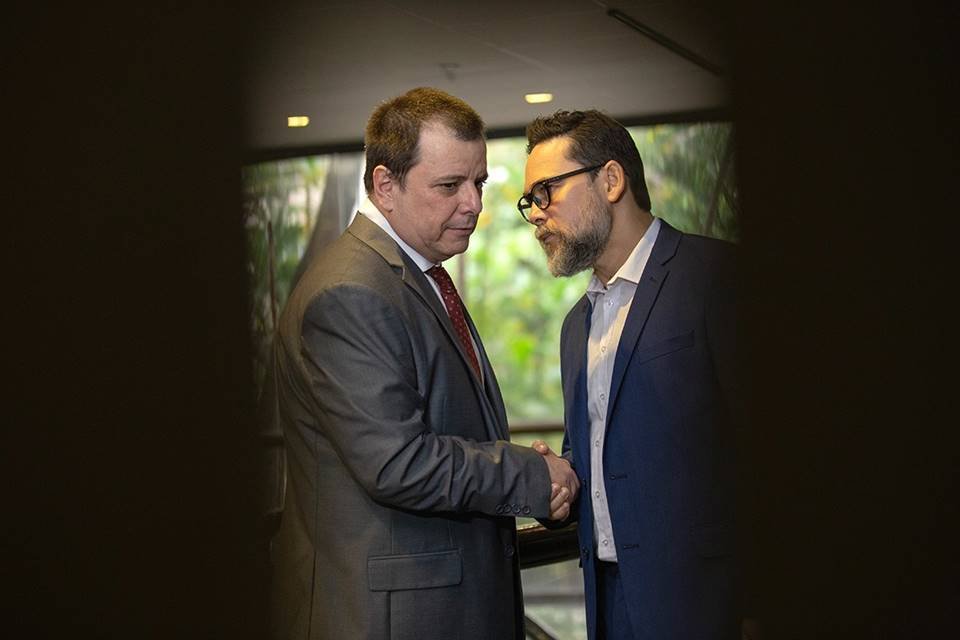 Thelmo Fernandes e Claudio Gabriel em cena do espetáculo Dignidade - Metrópoles