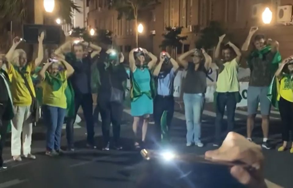 Bolsonaristas apontam lanterna para o céu pedindo ajuda extraterrestre | Metrópoles