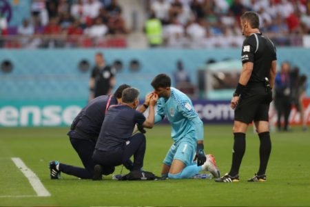 Goleiro do Irão, Alireza Beiranvand, sendo atendido no campo de futebol - Metrópoles