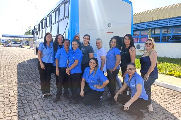 Mulheres posando ao lado de ônibus de transporte público do DF - Metrópolesico