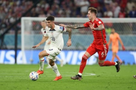 Jogadores de EUA e País de Gales disputam jogada em partida na Copa do Mundo - Metrópoles