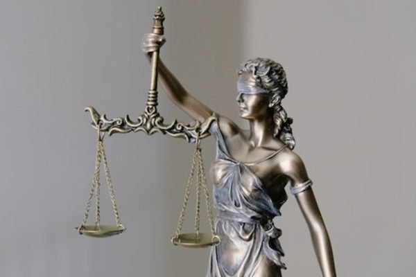 Pequena estátua do símbolo da Justiça/Poder Judiciário - Metrópoles