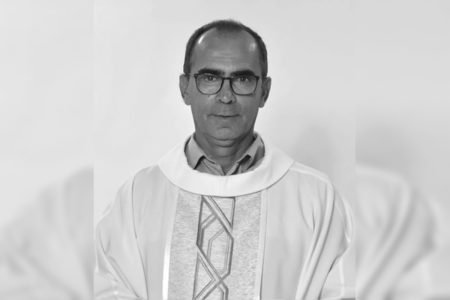 imagem em preto e branco mostra padre José Aparecido Bilha, que foi encontrado morto no Paraná - Metrópoles