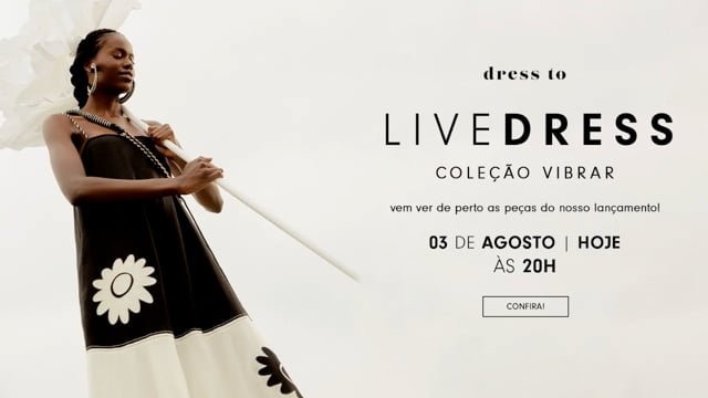 Flyer de divulgação da uma transmissão ao vivo de vendas da marca de roupas Dress To. A mulher jovem e negra, com tranças longas, usa um vestido preto e branco. No canto direito da imagem tem as informações sobre a live.