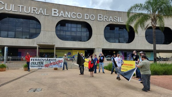 Manifestantes Protestam Na Sede Da Transição Contra Leilão Da CBTU-MG ...