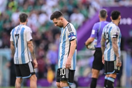 Lionel Messi cabisbaixo