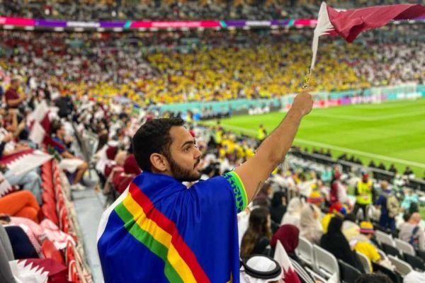 Kelvin Maciel, da Band Nordeste, assistiu à abertura da Copa do Mundo do Catar com a bandeira de Pernambuco