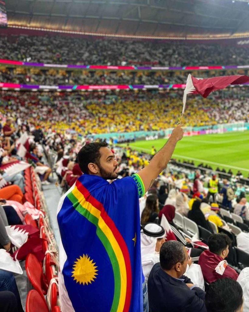 Kelvin Maciel, da Band Nordeste, assistiu à abertura da Copa do Mundo do Catar com a bandeira de Pernambuco