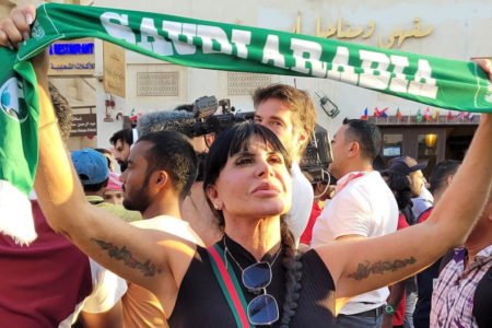 Gretchen levanta faixa da Arábia Saudita para comemorar vitória do país contra a Argentina na Copa do Mundo do Catar - Metrópoles