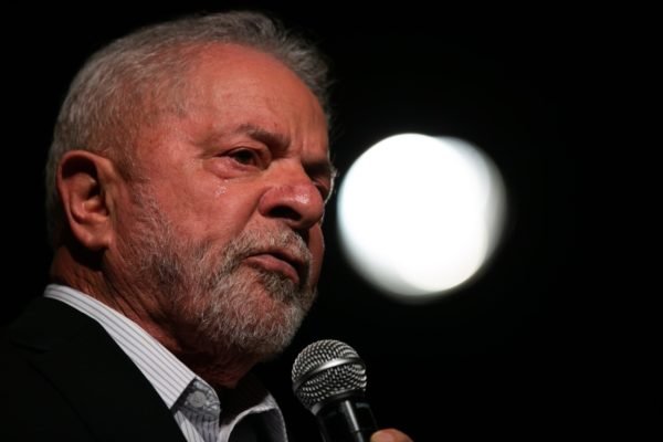 foto colorida de Lula discursando