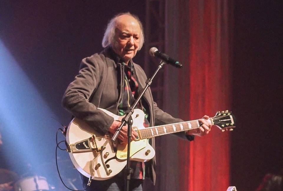 Erasmo Carlos no palco com guitarra em mãos - Metrópoles