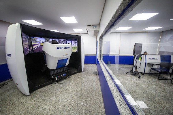 Sala com simulador de direção do Sest/Senat - Metrópoles