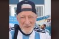 Homem idoso segura bandeira da Argentina. Essa é sua décima terceira vez no evento | Metrópoles