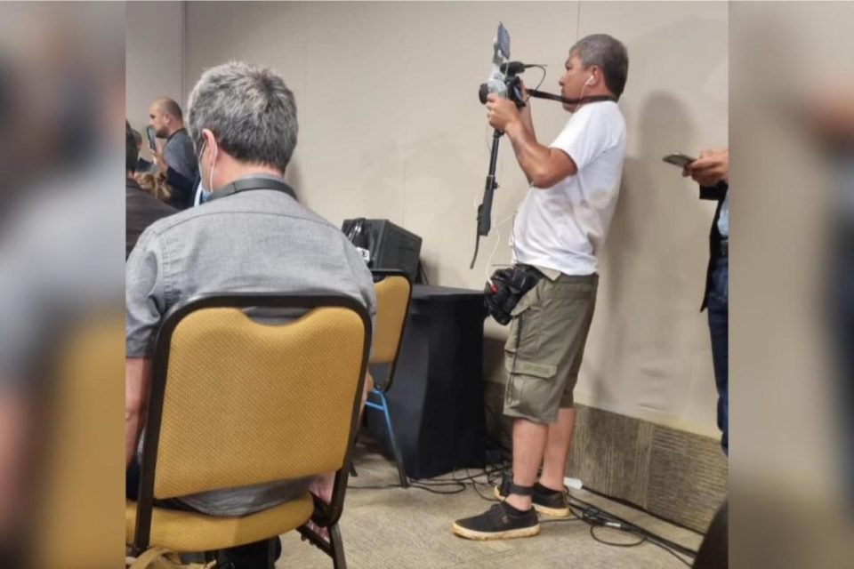 Bolsonarista usando tornozeleira eletrônica aparece tirando fotos com um aparato filmográfico durante pronunciamento golpista de Valdemar Costa Neto, presidente do PL - Metrópoles