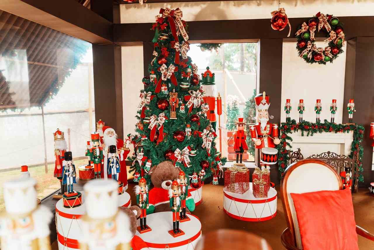 Na foto, um bosque de Natal do com mesas e decorações natalinas - Metrópoles