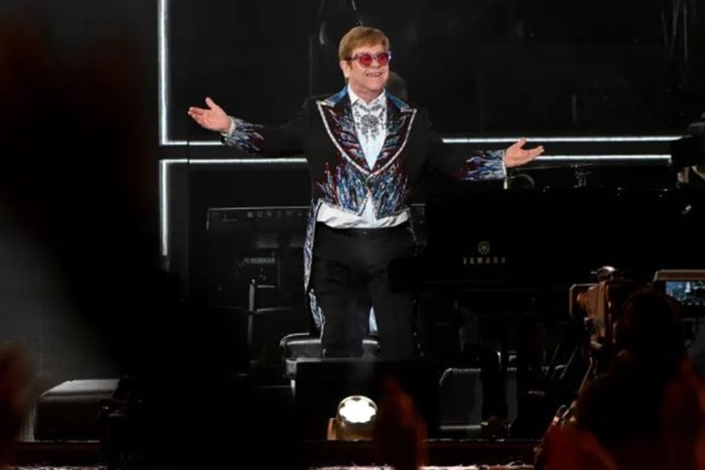 Foto colorida de homem em um palco-Metrópoles