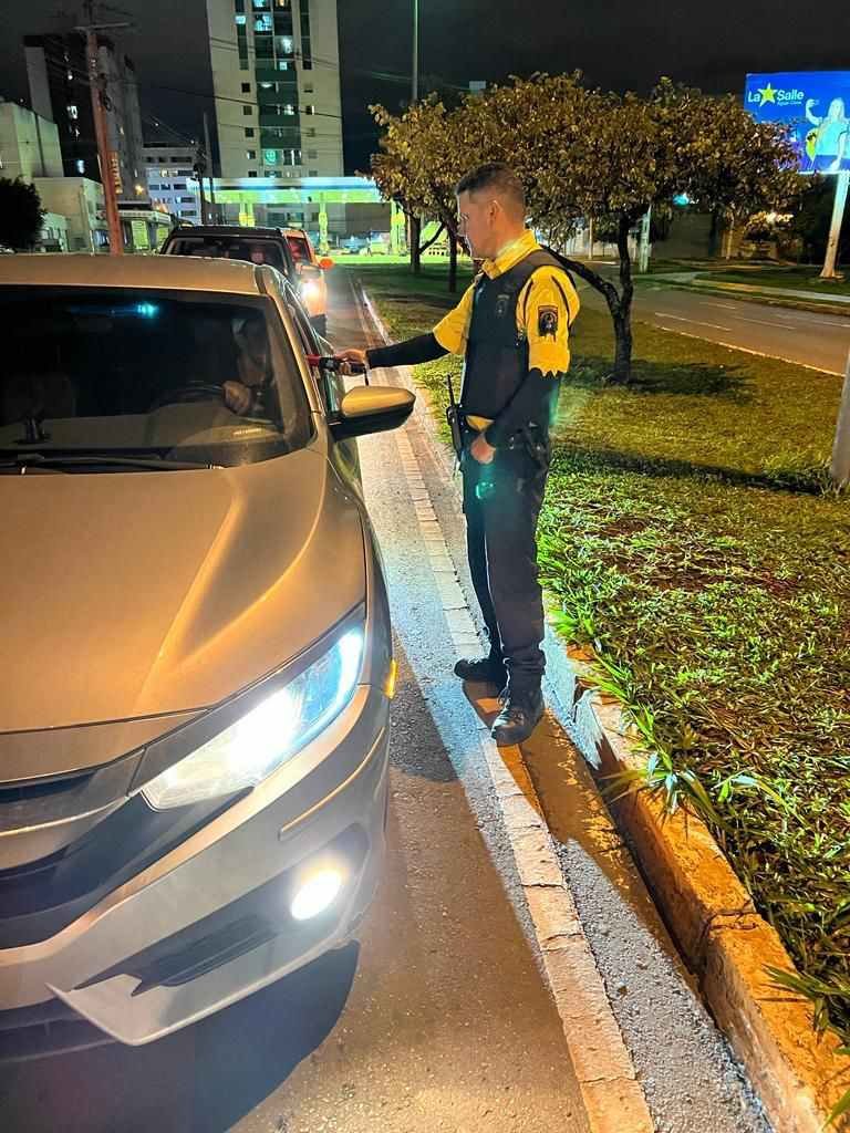 foto colorida. Blitz. agente do detran para carro prata