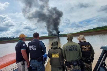 Agentes da Polícia Federal (PF), Polícia Militar, ICMBio e Ibama responsáveis por queima de balsa utilizada por garimpeiros ilegais no Amazonas - Metrópoles