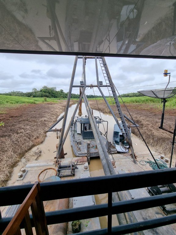 Balsa utilizada por garimpeiros no Amazonas - Metrópoles