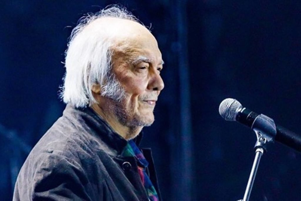 Erasmo Carlos de lado com microfone na frente dele - metrópoles