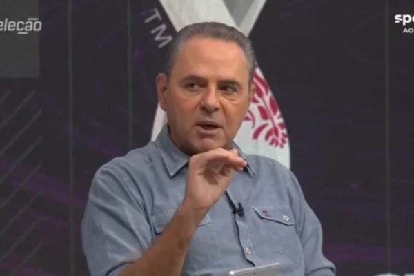 Narrador Luís Roberto, da TV Globo, em transmissão no canal SporTV - Metrópoles