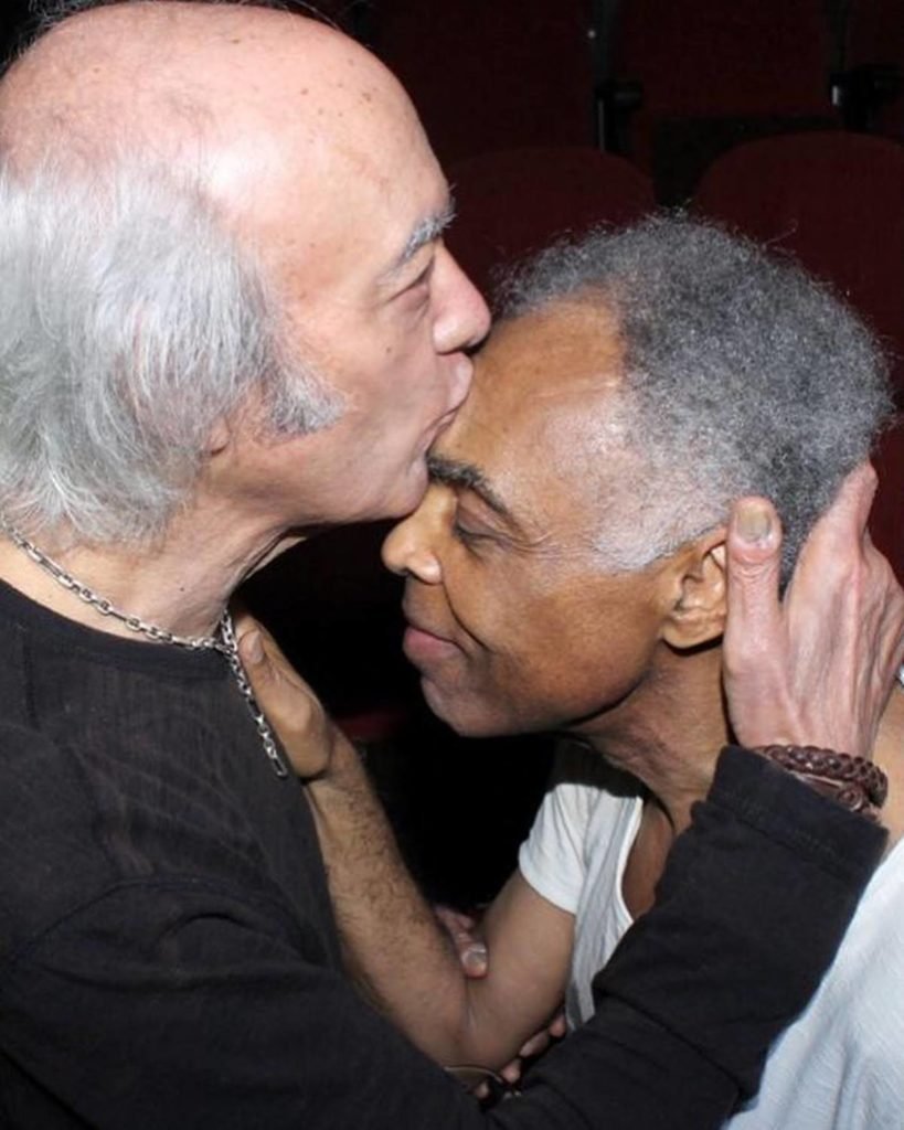 Erasmo Carlos beija a testa de Gilberto Gil - metrópoles