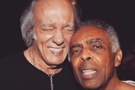 Erasmo Carlos e Gilberto Gil posam lado a lado - metrópoles