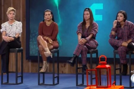 Babi, Moranguinho, Kerline e Bia Miranda sentadas em banquetas lado a lado - metrópoles
