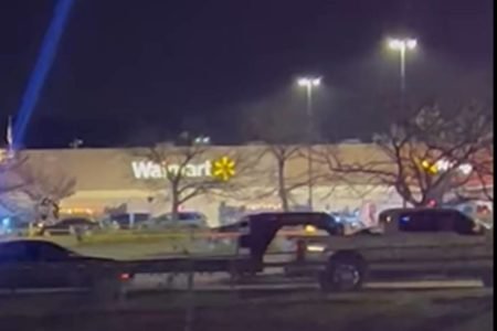 Imagem colorida mostra fachada de loja do Walmart nos Estados Unidos / Metrópoles