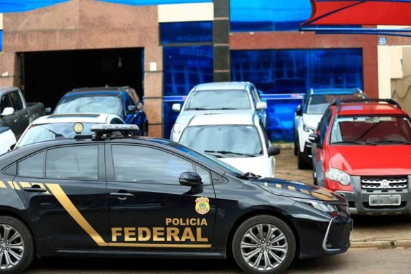 Polícia Federal faz operação na cidade do automóvel. Na foto, viatura da PF na frente da loja Revel Multimarcas.