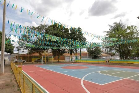 Quadra de esportes decorada com bandeirinhas para a Copa do Mundo 2022