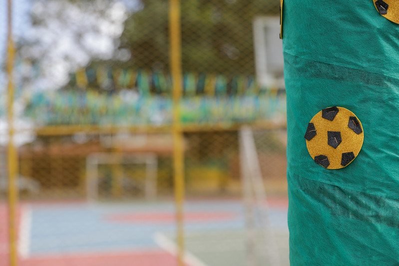 Bandeiras verde e amarelo enfeitam quadra poliesportiva