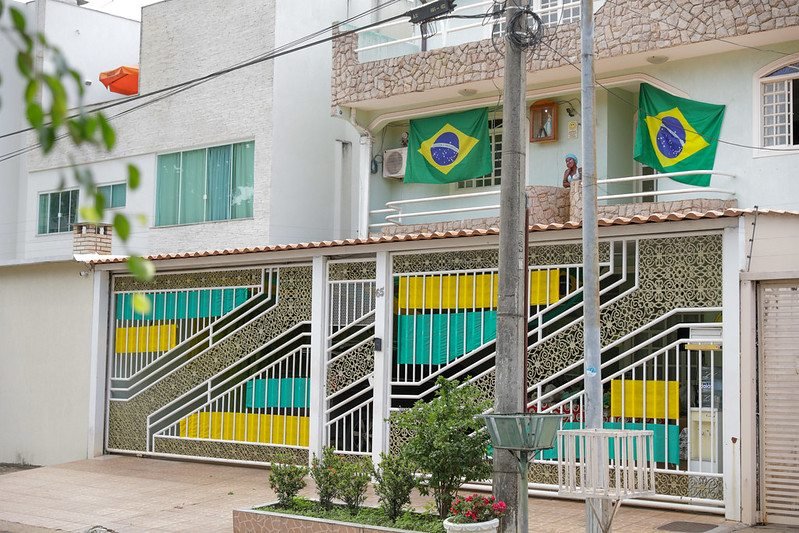 Fachada de casa enfeitada com as cores do Brasil para a Copa do Mundo