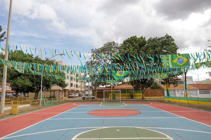 Quadra de esportes decorada com bandeirinhas para a Copa do Mundo 2022