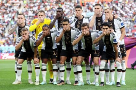 Seleção Alemã protesta contra a FIFA