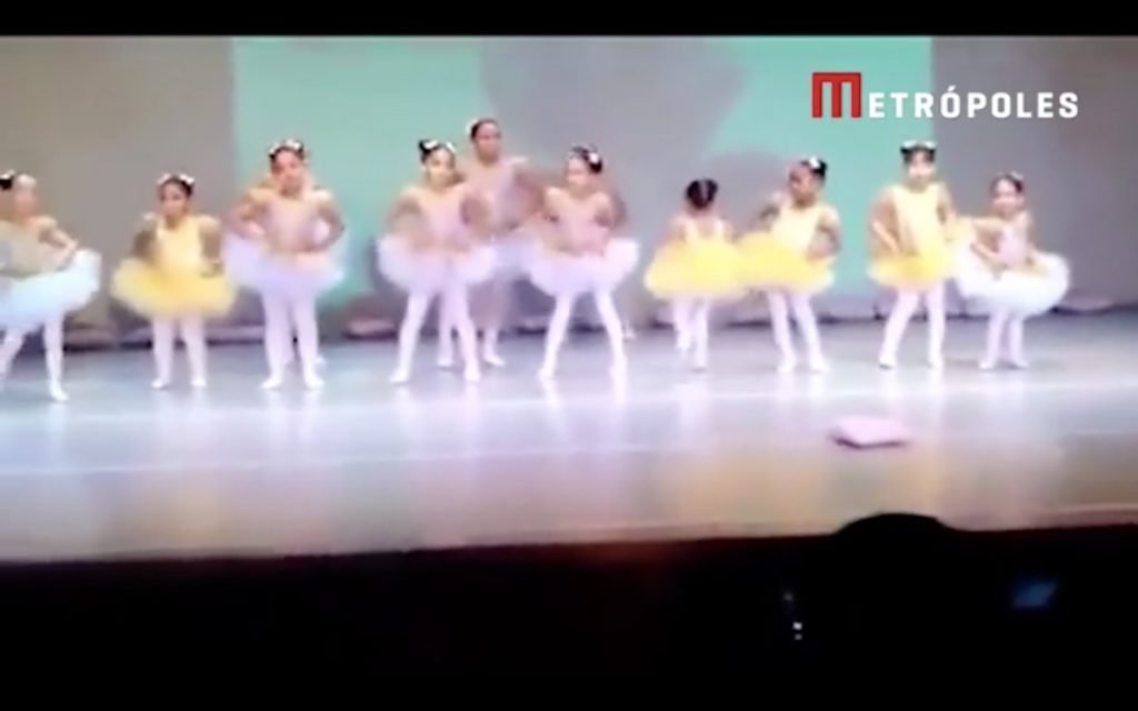 O registro mostra que a plateia riu e vibrou quando Cecília, finalmente, acordou