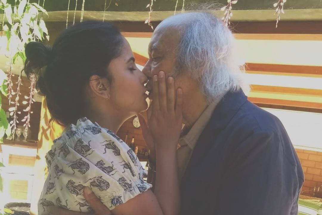 Fernanda Passos e Erasmo Carlos se beijando em foto