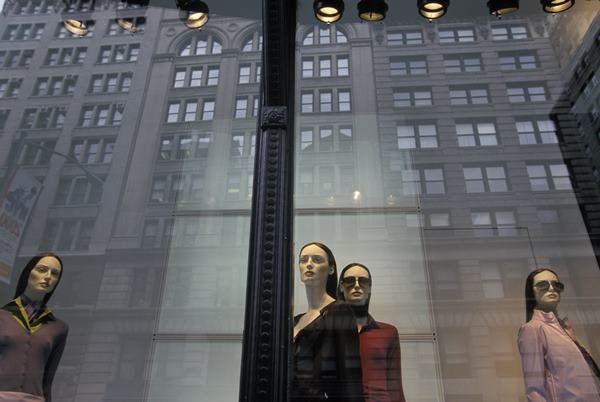 Dois manequins em vitrine de loja de rua