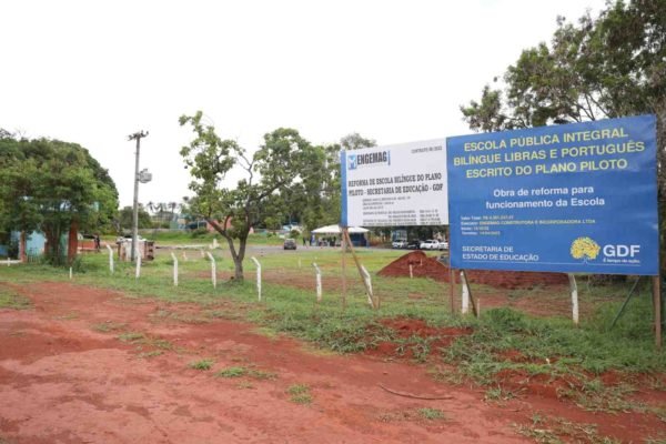 Painel de construção de escola para surdos na Asa Sul