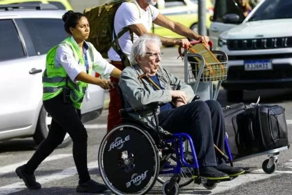Marco Nanini de cadeira de rodas no aeroporto Santos Dumont