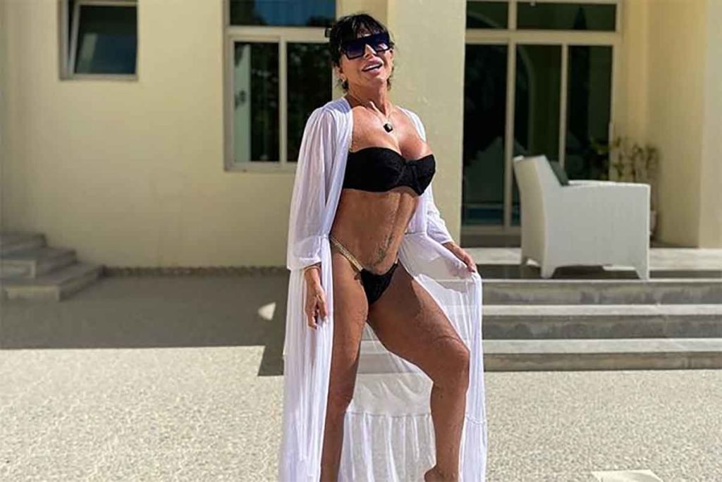 Foto colorida de Gretchen de biquini enquanto toma sol no Qatar