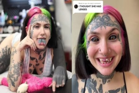 Foto colorida de uma mulher com cabelo preto com mechas coloridas, língua bifurcada e dentes com joias