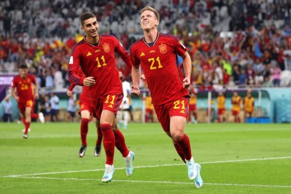 Dani Olmo, jogador da seleção da Espanha, comemorando gol contra Costa Rica na Copa do Mundo do Catar de 2022 - Metrópoles